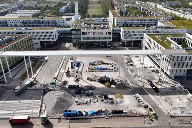 Redesign of Willy Brandt Platz at the Riem Arcaden: Sealed Surfaces Are Being Converted into Green Spaces Construction work is underway to redesign Willy Brandt Platz in front of the Riem Arcaden in Munich. As part of the redesign, previously sealed surfaces will be unsealed and replaced with green spaces. Construction barriers