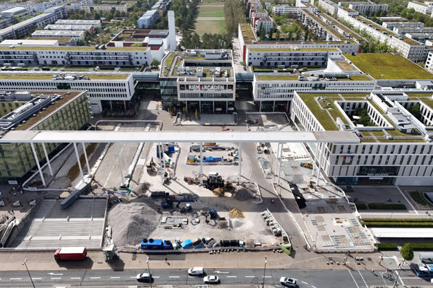 Redesign of Willy Brandt Platz at the Riem Arcaden: Sealed Surfaces Are Being Converted into Green Spaces Construction work is underway to redesign Willy Brandt Platz in front of the Riem Arcaden in Munich. As part of the redesign, previously sealed surfaces will be unsealed and replaced with green spaces. Construction barriers