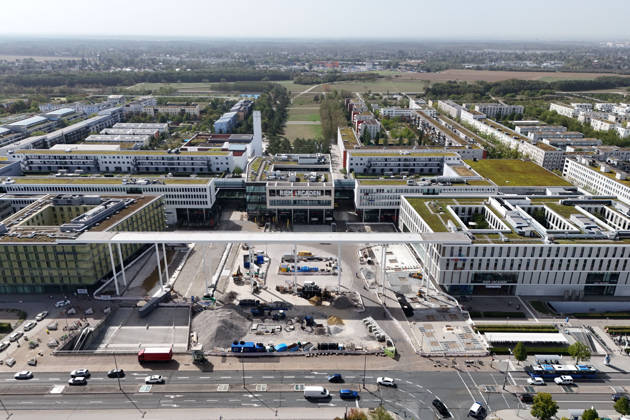 Redesign of Willy Brandt Platz at the Riem Arcaden: Sealed Surfaces Are Being Converted into Green Spaces Construction work is underway to redesign Willy Brandt Platz in front of the Riem Arcaden in Munich. As part of the redesign, previously sealed surfaces will be unsealed and replaced with green spaces. Construction barriers