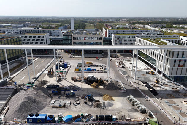 Redesign of Willy Brandt Platz at the Riem Arcaden: Sealed Surfaces Are Being Converted into Green Spaces Construction work is underway to redesign Willy Brandt Platz in front of the Riem Arcaden in Munich. As part of the redesign, previously sealed surfaces will be unsealed and replaced with green spaces. Construction barriers