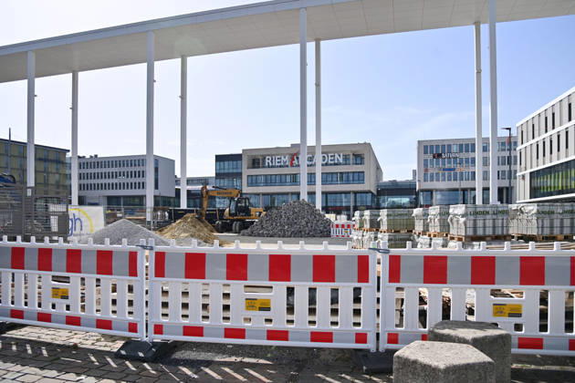 Redesign of Willy Brandt Platz at the Riem Arcaden: Sealed Surfaces Are Being Converted into Green Spaces Construction work is underway to redesign Willy Brandt Platz in front of the Riem Arcaden in Munich. As part of the redesign, previously sealed surfaces will be unsealed and replaced with green spaces. Construction barriers
