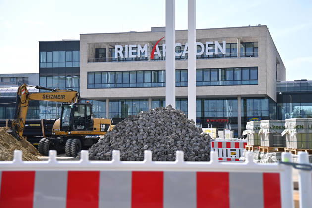 Redesign of Willy Brandt Platz at the Riem Arcaden: Sealed Surfaces Are Being Converted into Green Spaces Construction work is underway to redesign Willy Brandt Platz in front of the Riem Arcaden in Munich. As part of the redesign, previously sealed surfaces will be unsealed and replaced with green spaces. Construction barriers