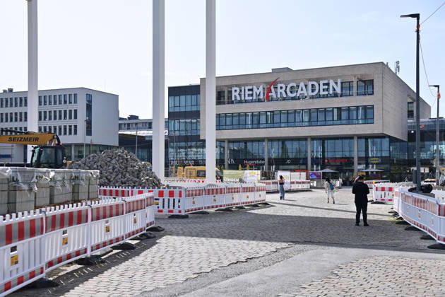 Redesign of Willy Brandt Platz at the Riem Arcaden: Sealed Surfaces Are Being Converted into Green Spaces Construction work is underway to redesign Willy Brandt Platz in front of the Riem Arcaden in Munich. As part of the redesign, previously sealed surfaces will be unsealed and replaced with green spaces. Construction barriers