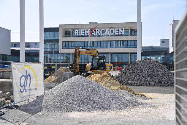 Redesign of Willy Brandt Platz at the Riem Arcaden: Sealed Surfaces Are Being Converted into Green Spaces Construction work is underway to redesign Willy Brandt Platz in front of the Riem Arcaden in Munich. As part of the redesign, previously sealed surfaces will be unsealed and replaced with green spaces. Construction barriers
