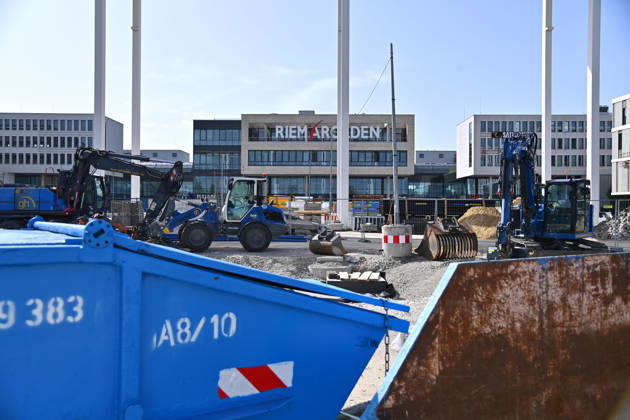 Redesign of Willy Brandt Platz at the Riem Arcaden: Sealed Surfaces Are Being Converted into Green Spaces Construction work is underway to redesign Willy Brandt Platz in front of the Riem Arcaden in Munich. As part of the redesign, previously sealed surfaces will be unsealed and replaced with green spaces. Construction barriers