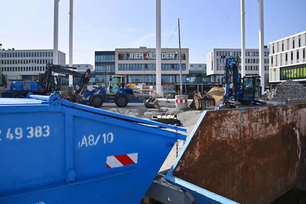 Redesign of Willy Brandt Platz at the Riem Arcaden: Sealed Surfaces Are Being Converted into Green Spaces Construction work is underway to redesign Willy Brandt Platz in front of the Riem Arcaden in Munich. As part of the redesign, previously sealed surfaces will be unsealed and replaced with green spaces. Construction barriers