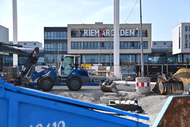 Redesign of Willy Brandt Platz at the Riem Arcaden: Sealed Surfaces Are Being Converted into Green Spaces Construction work is underway to redesign Willy Brandt Platz in front of the Riem Arcaden in Munich. As part of the redesign, previously sealed surfaces will be unsealed and replaced with green spaces. Construction barriers