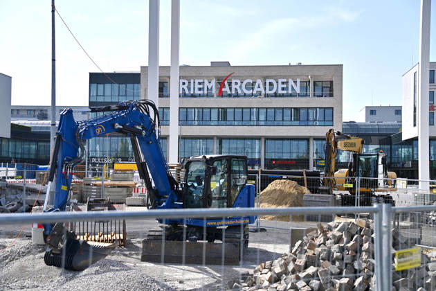 Redesign of Willy Brandt Platz at the Riem Arcaden: Sealed Surfaces Are Being Converted into Green Spaces Construction work is underway to redesign Willy Brandt Platz in front of the Riem Arcaden in Munich. As part of the redesign, previously sealed surfaces will be unsealed and replaced with green spaces. Construction barriers