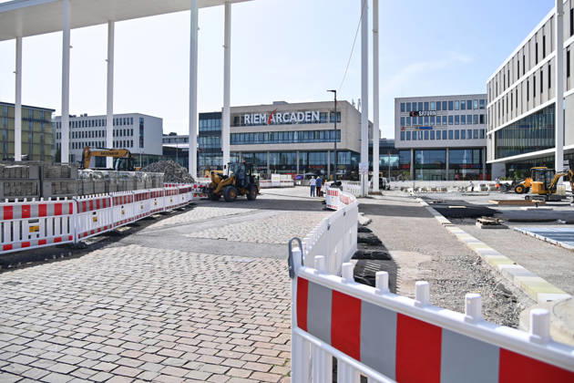 Redesign of Willy Brandt Platz at the Riem Arcaden: Sealed Surfaces Are Being Converted into Green Spaces Construction work is underway to redesign Willy Brandt Platz in front of the Riem Arcaden in Munich. As part of the redesign, previously sealed surfaces will be unsealed and replaced with green spaces. Construction barriers