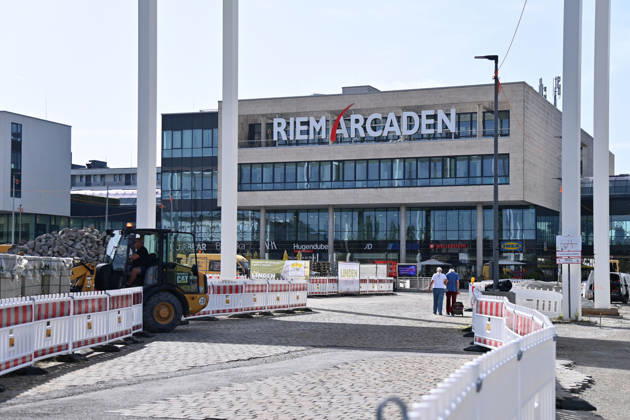 Redesign of Willy Brandt Platz at the Riem Arcaden: Sealed Surfaces Are Being Converted into Green Spaces Construction work is underway to redesign Willy Brandt Platz in front of the Riem Arcaden in Munich. As part of the redesign, previously sealed surfaces will be unsealed and replaced with green spaces. Construction barriers