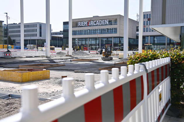 Redesign of Willy Brandt Platz at the Riem Arcaden: Sealed Surfaces Are Being Converted into Green Spaces Construction work is underway to redesign Willy Brandt Platz in front of the Riem Arcaden in Munich. As part of the redesign, previously sealed surfaces will be unsealed and replaced with green spaces. Construction barriers