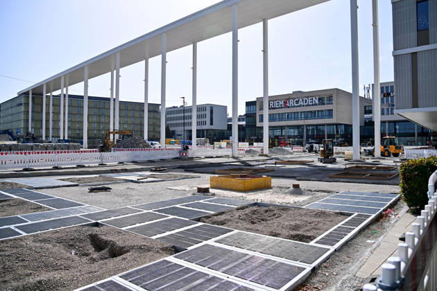 Redesign of Willy Brandt Platz at the Riem Arcaden: Sealed Surfaces Are Being Converted into Green Spaces Construction work is underway to redesign Willy Brandt Platz in front of the Riem Arcaden in Munich. As part of the redesign, previously sealed surfaces will be unsealed and replaced with green spaces. Construction barriers