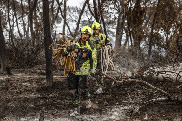 The town of El Saler in Valencia and nearby campgrounds are ordered to be evacuated due to the fire. Several firefighters are working to extinguish the blaze on August 28, 2026, in El Saler, Valencian Community, Spain. The spread of smoke had previously forced the precautionary evacuation of the beach near the fire zone and the apartments in Tower 1, according to the town council, which has recommended that residents keep their windows closed to prevent smoke from entering their homes. Additionally, the fire has prompted the Emergency Coordination Center to declare Level 2 of the Special Forest Fire Plan (PEIF). AUGUST 28, 2026 FIRE CIVIL PROTECTION VALENCIAN COMMUNITY ENVIRONMENT ENVIRONMENTAL DISASTERFOREST FIRE El Saler, Valencia, Valen Copyright: xRoberxSolsonax 7735609