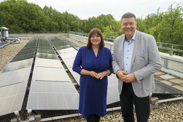CNTV SOLAR ROOF Katharina Fegebank, Second Mayor of Hamburg and Senator for Science, Research, Equality—a Green Party politician—with Dr. Andreas Dressel, a senator from the Hamburg Finance Authority (SPD), at the inauguration and unveiling of the new solar roof for the University of Hamburg administration on August 28, 2026, in Hamburg, Germany