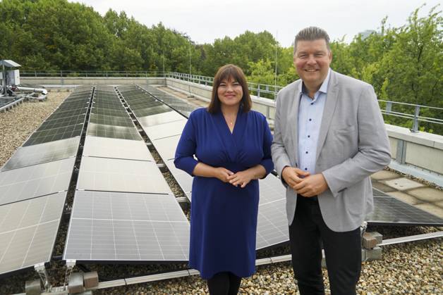 CNTV SOLAR ROOF Katharina Fegebank, Deputy Mayor of Hamburg and Senator for Science, Research, Equality—Green Party politician—with Dr. Andreas Dressel, Senator of the Hamburg Finance Authority—SPD politician—at the inauguration and unveiling of the new solar roof for the University of Hamburg administration on August 28, 2026, in Hamburg, Germany