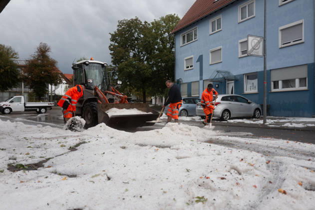 Severe Storm in Baden-Württemberg: A violent storm is sweeping across large parts of Baden-Württemberg. Dark thunderclouds, heavy rain, frequent lightning, and, in some places, strong gusts of wind characterize the weather conditions. Locally, the thunderstorms may be particularly intense. Sonnenbühl, Baden-Württemberg, Germany. Sonnenbühl Copyright: x xonw-imagesx xNicklasxWaltherx