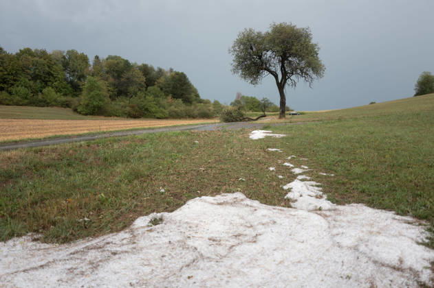 Severe Storm in Baden-Württemberg: A violent storm is sweeping across large parts of Baden-Württemberg. Dark thunderclouds, heavy rain, frequent lightning, and, in some places, strong gusts of wind characterize the weather conditions. Locally, the thunderstorms may be particularly intense. Sonnenbühl, Baden-Württemberg, Germany. Sonnenbühl Copyright: x xonw-imagesx xNicklasxWaltherx