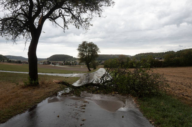 Severe Storm in Baden-Württemberg: A violent storm is sweeping across large parts of Baden-Württemberg. Dark thunderclouds, heavy rain, frequent lightning, and, in some places, strong gusts of wind characterize the weather conditions. Locally, the thunderstorms may be particularly intense. Sonnenbühl, Baden-Württemberg, Germany. Sonnenbühl Copyright: x xonw-imagesx xNicklasxWaltherx