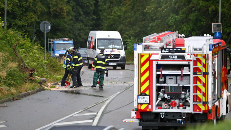 Severe Storm in Baden-Württemberg, A severe storm is sweeping across large parts of Baden-Württemberg. Dark thunderclouds, heavy rain, frequent lightning, and, in some places, strong gusts of wind characterize the weather conditions. Locally, the thunderstorms may be particularly intense. Heidenheim an der Brenz, Baden-Württemberg, Germany. Heidenheim an der Brenz Copyright: x xonw-imagesx x-x
