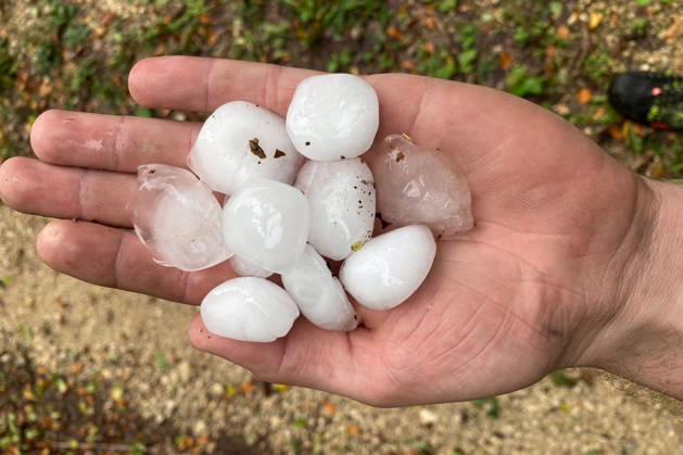 Severe Storm in Baden-Württemberg: A violent storm is sweeping across large parts of Baden-Württemberg. Dark thunderclouds, heavy rain, frequent lightning, and, in some places, strong gusts of wind are characterizing the weather conditions. Locally, the thunderstorms may be particularly intense. Ulm, Baden-Württemberg, Germany. Ulm Copyright: x xonw-imagesx xAlexanderxWolfx