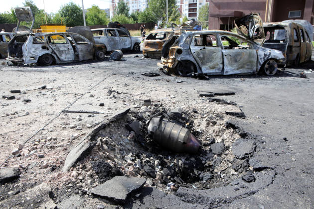 A fragment of a Russian drone lies in the crater by burnt-out cars in a parking lot near a residential complex, Vyshneve, Bucha district, Kyiv region, Ukraine, August 28, 2026. A drone struck the courtyard of a residential complex, sparking a large-scale fire that destroyed more than a dozen civilian vehicles. The powerful shock wave shattered windows and damaged the facades of nearby high-rise buildings. One man was killed in the Bucha district in this morning’s attack, and another civilian sustained multiple shrapnel wounds. (Photo by Volodymyr Tarasov Ukrinform) Aftermath of Russian drone attack in Vyshneve in Kyiv region  Copyright: xVolodymyrxTarasovx
