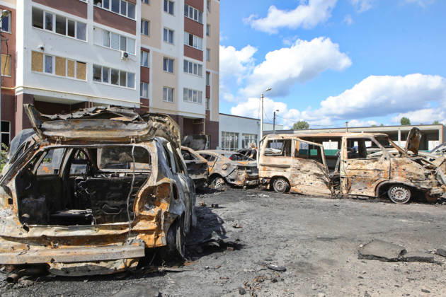 Burnt-out cars are parked outside an apartment block after a Russian drone attack on Vyshneve, Bucha district, Kyiv region, Ukraine, August 28, 2026. A drone struck the courtyard of a residential complex, sparking a large-scale fire that destroyed more than a dozen civilian vehicles. The powerful shock wave shattered windows and damaged the facades of nearby high-rise buildings. One man was killed in the Bucha district in this morning’s attack, and another civilian sustained multiple shrapnel wounds. (Photo by Volodymyr Tarasov Ukrinform) Aftermath of Russian drone attack in Vyshneve in Kyiv region  Copyright: xVolodymyrxTarasovx