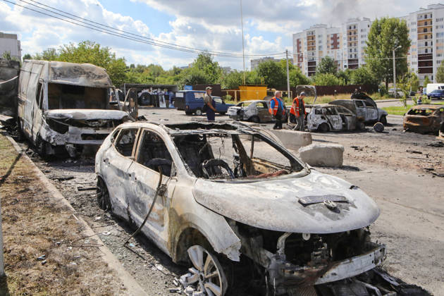 Burnt-out cars lie damaged after a Russian drone attack on Vyshneve, Bucha district, Kyiv region, Ukraine, August 28, 2026. A drone struck the courtyard of a residential complex, sparking a large-scale fire that destroyed more than a dozen civilian vehicles. The powerful shock wave shattered windows and damaged the facades of nearby high-rise buildings. One man was killed in the Bucha district in this morning’s attack, and another civilian sustained multiple shrapnel wounds.(Photo by Volodymyr Tarasov Ukrinform) Aftermath of Russian drone attack in Vyshneve in Kyiv region  Copyright: xVolodymyrxTarasovx