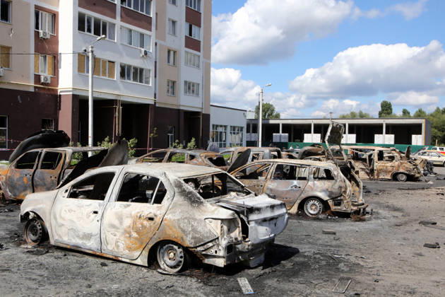 Burnt-out cars are parked outside an apartment block after a Russian drone attack on Vyshneve, Bucha district, Kyiv region, Ukraine, August 28, 2026. A drone struck the courtyard of a residential complex, sparking a large-scale fire that destroyed more than a dozen civilian vehicles. The powerful shock wave shattered windows and damaged the facades of nearby high-rise buildings. One man was killed in the Bucha district in this morning’s attack, and another civilian sustained multiple shrapnel wounds. (Photo by Volodymyr Tarasov Ukrinform) Aftermath of Russian drone attack in Vyshneve in Kyiv region  Copyright: xVolodymyrxTarasovx