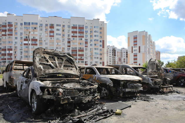Burnt-out cars are parked outside apartment blocks after a Russian drone attack on Vyshneve, Bucha district, Kyiv region, Ukraine, August 28, 2026. A drone struck the courtyard of a residential complex, sparking a large-scale fire that destroyed more than a dozen civilian vehicles. The powerful shock wave shattered windows and damaged the facades of nearby high-rise buildings. One man was killed in the Bucha district in this morning’s attack, and another civilian sustained multiple shrapnel wounds. (Photo by Volodymyr Tarasov Ukrinform) Aftermath of Russian drone attack in Vyshneve in Kyiv region  Copyright: xVolodymyrxTarasovx