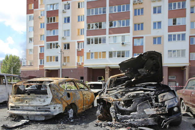 Burnt-out cars are parked outside an apartment block after a Russian drone attack on Vyshneve, Bucha district, Kyiv region, Ukraine, August 28, 2026. A drone struck the courtyard of a residential complex, sparking a large-scale fire that destroyed more than a dozen civilian vehicles. The powerful shock wave shattered windows and damaged the facades of nearby high-rise buildings. One man was killed in the Bucha district in this morning’s attack, and another civilian sustained multiple shrapnel wounds. (Photo by Volodymyr Tarasov Ukrinform) Aftermath of Russian drone attack in Vyshneve in Kyiv region  Copyright: xVolodymyrxTarasovx
