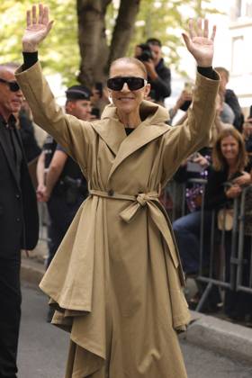 Céline Dion was cheered by her fans upon her arrival at the Royal Monceau hotel in Paris on August 28, 2026. Céline Dion plans to give a series of 16 concerts in France, after more than six years away from the stage due to the rare neurological condition from which she suffers. Her shows will begin on September 12, 2026, at the Plenitude Arena in Nanterre, Hauts-de-Seine. She plans to perform three concerts a week, on Wednesdays, Fridays, and Saturdays, in front of more than 30,000 spectators per night. Ten additional concerts are also scheduled for May 2027. Jasmine Aissaoui, Bestimage. Céline Dion was greeted by fans upon her arrival at the Royal Monceau luxury hotel in Paris on August 28, 2026. She plans to perform a series of 16 concer  Copyright: xJasminexAissaouix xBestimagexJasminexAissaouix xBestimagex