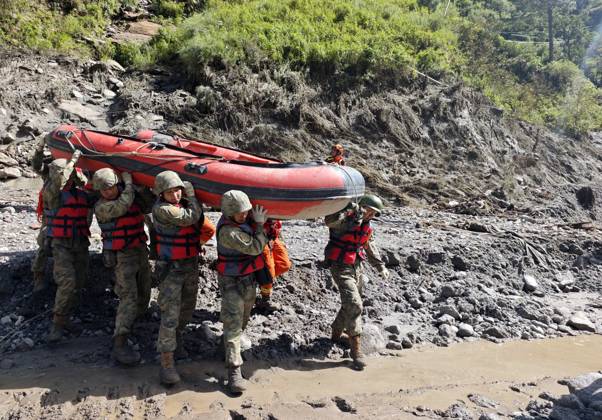 (260828) -- GYIRONG, Aug. 28, 2026 -- Rescuers from the Chinese People s Liberation Army transfer an inflatable rescue boat to the mudslide-hit area near Gyirong Port in Gyirong County, in Xigaze, southwest China s Xizang Autonomous Region, Aug. 28, 2026. The death toll had risen to five and 558 remained missing as of 3 p.m. on Friday after a mudslide struck the Gyirong Port along the China-Nepal border in southwest China s Xizang Autonomous Region, according to the region s emergency management department. Rescuers are operating around the clock in mudslide-affected areas near the Gyirong Port. (Photo by Zheng Chongxi Xinhua) (SpotNews) CHINA-XIZANG-XIGAZE-MUDSLIDE-RESCUE (CN) LiuxFang 