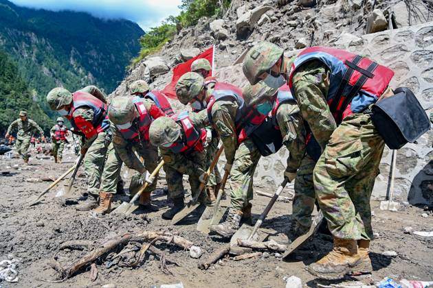 (260828) -- GYIRONG, Aug. 28, 2026 -- Rescuers from the Chinese People s Liberation Army work in a mudslide-hit area near Gyirong Port in Gyirong County, in Xigaze, southwest China s Xizang Autonomous Region, Aug. 28, 2026. The death toll had risen to five and 558 remained missing as of 3 p.m. on Friday after a mudslide struck the Gyirong Port along the China-Nepal border in southwest China s Xizang Autonomous Region, according to the region s emergency management department. Rescuers are operating around the clock in mudslide-affected areas near the Gyirong Port. (Photo by Zheng Chongxi Xinhua) (SpotNews) CHINA-XIZANG-XIGAZE-MUDSLIDE-RESCUE (CN) LiuxFang 