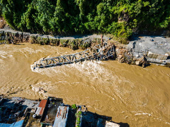 Aerial View Shows Massive Flood Devastation Along The Bhotekoshi River, Nuwakot An aerial view shows the aftermath of flooding along the Bhotekoshi River, which affected low-lying areas and settlements near the riverbanks in Nuwakot, Nepal, on August 28, 2026. The flooding caused widespread damage to homes, roads, a bridge, a hydropower station and other infrastructure in the area. Several people remain missing as the number of casualties continues to develop. Rescue teams and security personnel are carrying out search and rescue operations in the affected areas. Nuwakot bagmati Nepal  Copyright: xAmbirxTolangx originalFilename: tolang-aerialvi260828_npC4a.jpg