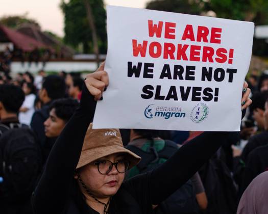 Students and workers hold ˜Dark August™ protest in Yogyakarta SLEMAN, INDONESIA AUGUST 28, 2026: Demonstrators hold torches and light candles during an evening protest titled Agustus Gelap (Dark August) at the Gadjah Mada University (UGM) roundabout in Sleman, Special Region of Yogyakarta, Indonesia, on August 28, 2026. Organized by the Aliansi Rakyat Memanggil movement, the demonstration brought together university students, workers and ride-hailing drivers to commemorate victims of human rights violations and call for accountability over alleged police violence and stronger legal protections for Indonesian migrant workers. Sleman Indonesia Copyright: x xMessaxAdixSaputrax xJNAxPressx