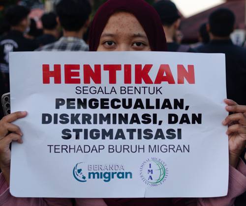 Students and workers hold ˜Dark August™ protest in Yogyakarta SLEMAN, INDONESIA AUGUST 28, 2026: Demonstrators hold torches and light candles during an evening protest titled Agustus Gelap (Dark August) at the Gadjah Mada University (UGM) roundabout in Sleman, Special Region of Yogyakarta, Indonesia, on August 28, 2026. Organized by the Aliansi Rakyat Memanggil movement, the demonstration brought together university students, workers and ride-hailing drivers to commemorate victims of human rights violations and call for accountability over alleged police violence and stronger legal protections for Indonesian migrant workers. Sleman Indonesia Copyright: x xMessaxAdixSaputrax xJNAxPressx