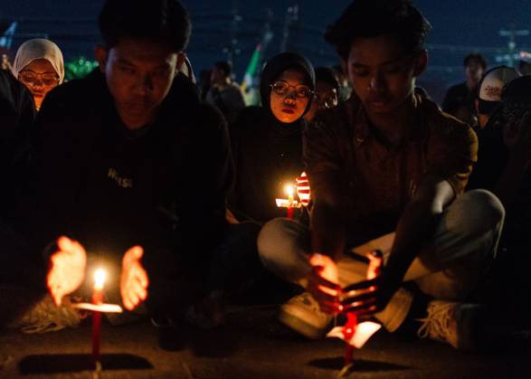 Students and workers hold ˜Dark August™ protest in Yogyakarta SLEMAN, INDONESIA AUGUST 28, 2026: Demonstrators hold torches and light candles during an evening protest titled Agustus Gelap (Dark August) at the Gadjah Mada University (UGM) roundabout in Sleman, Special Region of Yogyakarta, Indonesia, on August 28, 2026. Organized by the Aliansi Rakyat Memanggil movement, the demonstration brought together university students, workers and ride-hailing drivers to commemorate victims of human rights violations and call for accountability over alleged police violence and stronger legal protections for Indonesian migrant workers. Sleman Indonesia Copyright: x xMessaxAdixSaputrax xJNAxPressx
