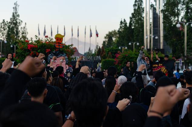 Students and workers hold ˜Dark August™ protest in Yogyakarta SLEMAN, INDONESIA AUGUST 28, 2026: Demonstrators hold torches and light candles during an evening protest titled Agustus Gelap (Dark August) at the Gadjah Mada University (UGM) roundabout in Sleman, Special Region of Yogyakarta, Indonesia, on August 28, 2026. Organized by the Aliansi Rakyat Memanggil movement, the demonstration brought together university students, workers and ride-hailing drivers to commemorate victims of human rights violations and call for accountability over alleged police violence and stronger legal protections for Indonesian migrant workers. Sleman Indonesia Copyright: x xMessaxAdixSaputrax xJNAxPressx