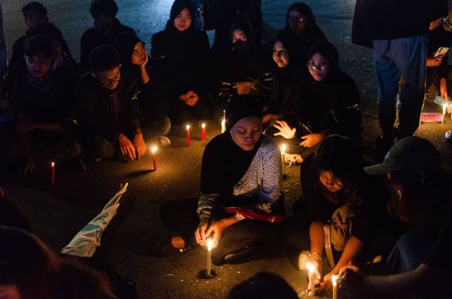 Students and workers hold ˜Dark August™ protest in Yogyakarta SLEMAN, INDONESIA AUGUST 28, 2026: Demonstrators hold torches and light candles during an evening protest titled Agustus Gelap (Dark August) at the Gadjah Mada University (UGM) roundabout in Sleman, Special Region of Yogyakarta, Indonesia, on August 28, 2026. Organized by the Aliansi Rakyat Memanggil movement, the demonstration brought together university students, workers and ride-hailing drivers to commemorate victims of human rights violations and call for accountability over alleged police violence and stronger legal protections for Indonesian migrant workers. Sleman Indonesia Copyright: x xMessaxAdixSaputrax xJNAxPressx