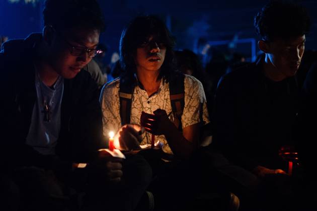 Students and workers hold ˜Dark August™ protest in Yogyakarta SLEMAN, INDONESIA AUGUST 28, 2026: Demonstrators hold torches and light candles during an evening protest titled Agustus Gelap (Dark August) at the Gadjah Mada University (UGM) roundabout in Sleman, Special Region of Yogyakarta, Indonesia, on August 28, 2026. Organized by the Aliansi Rakyat Memanggil movement, the demonstration brought together university students, workers and ride-hailing drivers to commemorate victims of human rights violations and call for accountability over alleged police violence and stronger legal protections for Indonesian migrant workers. Sleman Indonesia Copyright: x xMessaxAdixSaputrax xJNAxPressx
