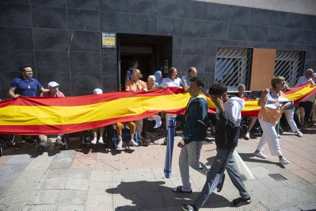 Residents of a social and health care center in Ceuta denounce the lack of safety on the streets. Patients and staff hold up a Spanish flag during a demonstration to denounce the lack of safety on the streets, on August 28, 2026, in Ceuta, Spain. Staff members and patients at the Casa Familiar Nuestra Senora de los Ángeles hold a rally outside the facility to protest the growing lack of safety on the streets caused by the massive influx of migrants. AUGUST 28, 2026. MIGRATION CRISIS. Ceuta Ceuta, Spain Copyright: xMarcosxMorenox 7736192