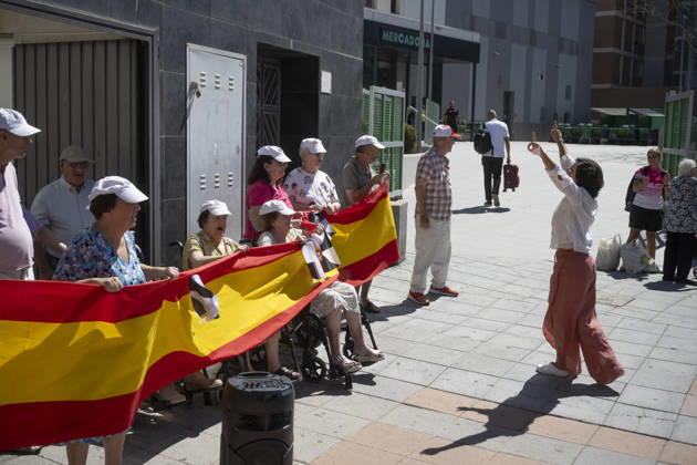 Residents of a social and health care center in Ceuta denounce the lack of safety on the streets. Patients and staff hold up a Spanish flag during a demonstration to denounce the lack of safety on the streets, on August 28, 2026, in Ceuta, Spain. Staff members and patients at the Casa Familiar Nuestra Senora de los Ángeles hold a rally outside the facility to protest the growing lack of safety on the streets caused by the massive influx of migrants. AUGUST 28, 2026. MIGRATION CRISIS. Ceuta Ceuta, Spain  Copyright: xMarcosxMorenox 7736195
