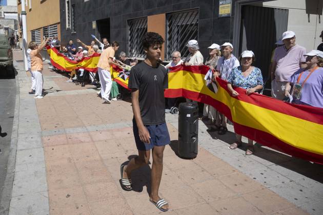Residents of a social and health care center in Ceuta denounce the lack of safety on the streets. Patients and staff hold up a Spanish flag during a demonstration to denounce the lack of safety on the streets, on August 28, 2026, in Ceuta, Spain. Staff members and patients at the Casa Familiar Nuestra Senora de los Ángeles hold a rally outside the facility to protest the growing lack of safety on the streets caused by the massive influx of migrants. AUGUST 28, 2026. MIGRATION CRISIS. Ceuta Ceuta, Spain Copyright: xMarcosxMorenox 7736197