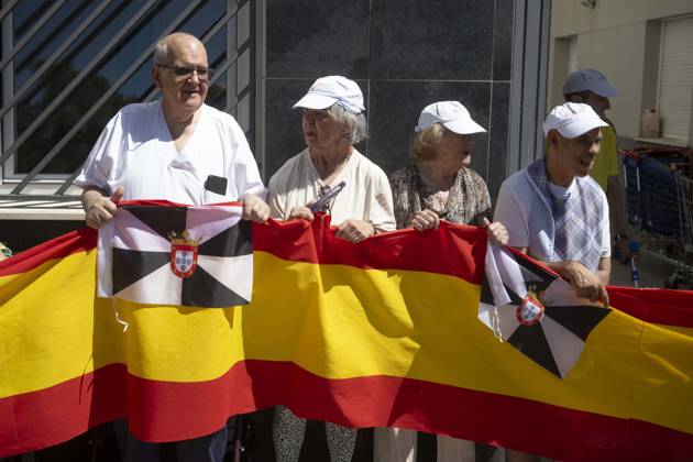 Residents of a social and health care center in Ceuta denounce the lack of safety on the streets. Patients and staff hold up a Spanish flag during a demonstration to denounce the lack of safety on the streets, on August 28, 2026, in Ceuta, Spain. Staff members and patients at the Casa Familiar Nuestra Senora de los Ángeles hold a rally outside the facility to protest the growing lack of safety on the streets caused by the massive influx of migrants. AUGUST 28, 2026. MIGRATION CRISIS. Ceuta Ceuta, Spain Copyright: xMarcosxMorenox 7736198