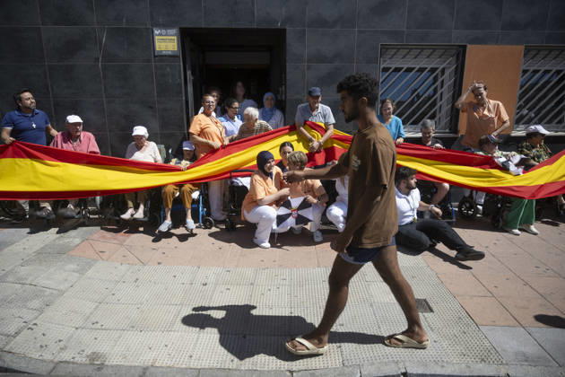 Residents of a social and health care center in Ceuta denounce the lack of safety on the streets. Patients and staff hold up a Spanish flag during a demonstration to denounce the lack of safety on the streets, on August 28, 2026, in Ceuta, Spain. Staff members and patients at the Casa Familiar Nuestra Senora de los Ángeles hold a rally outside the facility to protest the growing lack of safety on the streets caused by the massive influx of migrants. AUGUST 28, 2026. MIGRATION CRISIS. Ceuta Ceuta, Spain Copyright: xMarcosxMorenox 7736199
