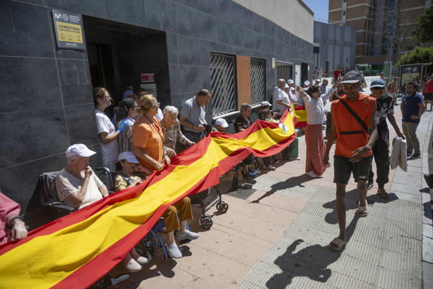 Residents of a social and health care center in Ceuta denounce the lack of safety on the streets. Patients and staff hold up a Spanish flag during a demonstration to denounce the lack of safety on the streets, on August 28, 2026, in Ceuta, Spain. Staff members and patients at the Casa Familiar Nuestra Senora de los Ángeles hold a rally outside the facility to protest the growing lack of safety on the streets caused by the massive influx of migrants. AUGUST 28, 2026. MIGRATION CRISIS. Ceuta Ceuta, Spain Copyright: xMarcosxMorenox 7736200