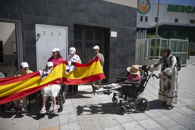 Residents of a social and health care center in Ceuta denounce the lack of safety on the streets. Patients and staff hold up a Spanish flag during a demonstration to denounce the lack of safety on the streets, on August 28, 2026, in Ceuta, Spain. Staff members and patients at the Casa Familiar Nuestra Senora de los Ángeles hold a rally outside the facility to protest the growing lack of safety on the streets caused by the massive influx of migrants. AUGUST 28, 2026. MIGRATION CRISIS. Ceuta Ceuta, Spain Copyright: xMarcosxMorenox 7736201