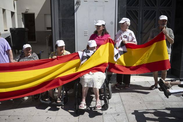 Residents of a social and health care center in Ceuta denounce the lack of safety on the streets. Patients and staff hold up a Spanish flag during a demonstration to denounce the lack of safety on the streets, on August 28, 2026, in Ceuta, Spain. Staff members and patients at the Casa Familiar Nuestra Senora de los Ángeles hold a rally outside the facility to protest the growing lack of safety on the streets caused by the massive influx of migrants. AUGUST 28, 2026. MIGRATION CRISIS. Ceuta Ceuta, Spain  Copyright: xMarcosxMorenox 7736202
