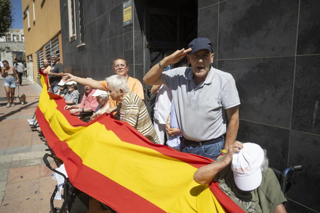 Residents of a social and health care center in Ceuta denounce the lack of safety on the streets A person performs a military salute while the Legion’s anthem plays and holds a Spanish flag during a demonstration to denounce the lack of safety on the streets, on August 28, 2026, in Ceuta, Spain. Staff members and patients from the Casa Familiar Nuestra Senora de los Ángeles hold a rally outside the facility to protest the growing lack of safety on the streets caused by the massive influx of migrants. AUGUST 28, 2026. MIGRATION CRISIS. Ceuta Ceuta, Spain Copyright: xMarcosxMorenox 7736203