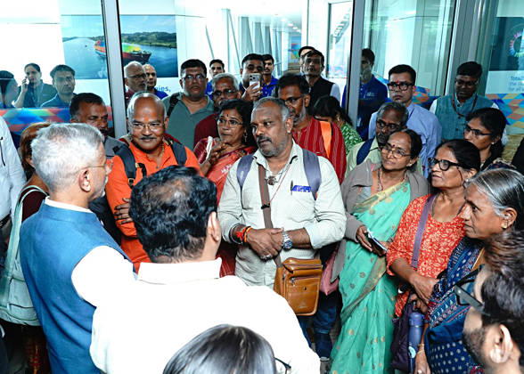 RECORD DATE NOT STATED EAM S. Jaishankar meets 21 Indian Nationals who were rescued from Nepal flood at Delhi airport New Delhi, Aug 28 (ANI): External Affairs Minister S. Jaishankar meets 21 Indian Nationals who were rescued from the Nepal floods at Delhi airport, in New Delhi on Friday. (@DrSJaishankar X ANI Photo) New Delhi Delhi India Copyright: xANIx ANI_20260828221